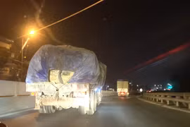 Thanh Hoá: Nguy hiểm rình rập từ xe chở đá tảng trên Quốc lộ