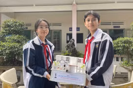 Hai học sinh lớp 9 sáng tạo nhà thông minh cho người khuyết tật điều khiển bằng giọng nói