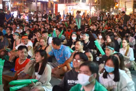 Người hâm mộ và du khách quốc tế hào hứng cổ vũ đội tuyển Việt Nam trên đường Lê Lợi