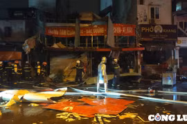 Hà Nội: Cháy lớn tại cửa hàng sửa xe máy trên phố Hoàng Công Chất