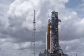 NASA sẽ phóng lại tên lửa lên mặt trăng vào thứ Bảy