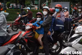 Người dân lỉnh kỉnh đồ đạc rời TP. HCM trước kỳ nghỉ lễ Quốc khánh