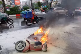 Xe máy bất ngờ bốc cháy tại ngã 5 Ô Chợ Dừa
