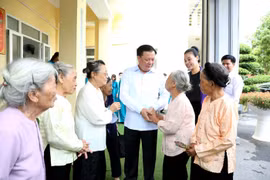 Bí thư Hà Nội thăm, tặng quà tri ân người có công với cách mạng, thân nhân liệt sỹ