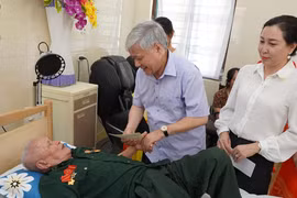 Chủ tịch Ủy ban Trung ương Mặt trận Tổ quốc Việt Nam thăm, tặng quà thương, bệnh binh