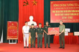 Bộ trưởng Bộ Công an Tô Lâm thăm, tặng quà thương binh tại Ninh Bình