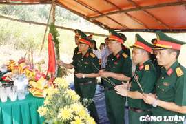Dâng hương tưởng nhớ 13 liệt sĩ hy sinh trên đường đi cứu nạn tại Rào Trăng 3