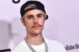 Justin Bieber khỏi chứng liệt nửa mặt, tiếp tục lưu diễn vòng quanh thế giới