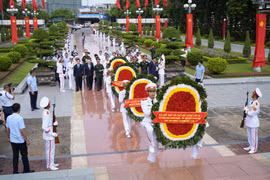 Chủ tịch nước Nguyễn Xuân Phúc dâng hương tưởng niệm các Anh hùng liệt sĩ tại thành phố Hải Phòng