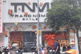 Cửa hàng Trang Nemo bị kiểm tra, hàng loạt túi, ví nhãn Gucci, Louis Vuition... đều có dấu hiệu là hàng giả