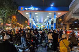 Hà Nội: Người dân mệt mỏi vì phải xếp hàng dài mua xăng
