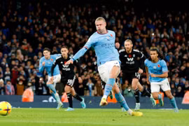 Haaland sắm vai người hùng, Man City lên đỉnh Ngoại hạng Anh