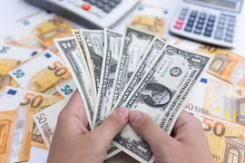 Đồng USD đang "hạ nhiệt" nhưng tại các ngân hàng Việt Nam, giá USD chưa thay đổi