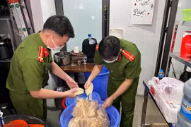 Thu giữ 14 bình "khí cười" trong quán bar ở phố cổ