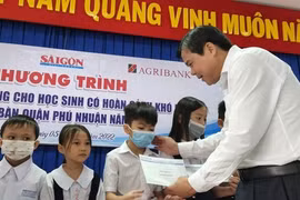 Báo Sài Gòn Giải Phóng và Hội Nhà báo TPHCM trao học bổng cho học sinh khó khăn