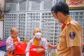 Xúc động với hình ảnh chiến sĩ CSGT tặng quà cho các bệnh nhi nhân dịp quốc tế Thiếu nhi