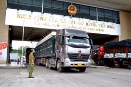 Xuất nhập khẩu qua cửa khẩu Lào Cai tiếp tục gặp nhiều khó khăn