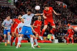 Thắng đậm Man Utd 4-0, Liverpool lên ngôi đầu Ngoại hạng Anh