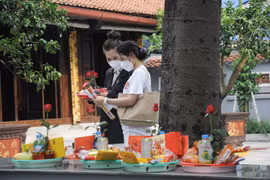 Giới trẻ Hà thành nô nức đi chùa Hà cầu duyên vào ngày lễ Thất tịch