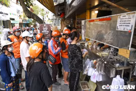 Xếp hàng mua chè "thoát ế", nhiều cửa hàng 16h đã hết sạch chè đậu đỏ
