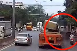 Kinh hoàng cảnh cuộn thép hàng chục tấn lăn khỏi xe đầu kéo