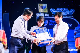 Trao học bổng “Tiếp sức đến trường” cho tân sinh viên có hoàn cảnh khó khăn