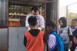 Gia Lai: Tủ bánh mì 0 đồng giúp học sinh vùng khó lấp đầy chiếc bụng đói