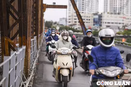 Hà Nội: Trời rét 15 độ C, người dân áo ấm kín cổ ra đường