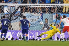 Argentina đi tiếp, Mexico dừng bước bởi bàn thua oan nghiệt phút bù giờ
