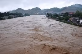 Cảnh báo lũ trên sông Hồng do hồ Hòa Bình xả đáy