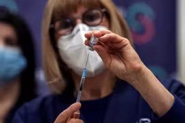 Israel: Mũi tiêm thứ 4 cũng không ngăn được Omicron