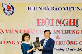 Nhà báo Hồ Quang Lợi tặng Bảo tàng Báo chí Việt Nam bức tượng quý V.I. Lênin