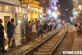 Hà Nội cần xử lý dứt điểm tình trạng bán hàng, chụp ảnh trên đường sắt