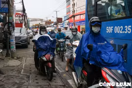 TP. HCM: Kẹt xe triền miên, đoạn đường Lê Văn Việt 1,5 km vẫn ì ạch chậm mở rộng