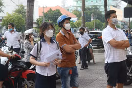 Nhiều phụ huynh ở TP. HCM đã sớm kiếm trường THPT 'giữ chỗ' cho con