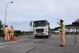 Chở quá tải trên cao tốc Pháp Vân – Cầu Giẽ, lái xe bị tước phù hiệu