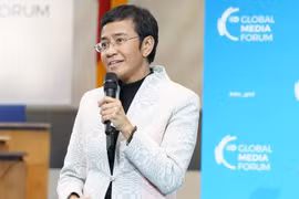 Nhà báo đoạt giải Nobel, Maria Ressa: 'Báo chí đang ở thời điểm hiện sinh'