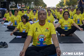Gần 1.000 người đồng diễn yoga tại Phố đi bộ Nguyễn Huệ