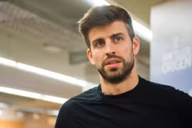 Pique bị phát hiện cặp kè cùng gái lạ sau chia tay Shakira