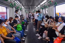 Người dân nườm nượp sử dụng tàu điện Cát Linh - Hà Đông