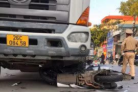 Xe máy lao vào xe bồn, 2 người tử nạn