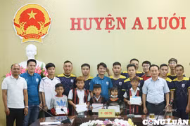 CLB Bóng đá Báo chí Thường trú Huế tiếp bước cùng học sinh đến trường