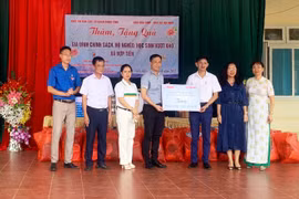 Báo Hànộimới, Báo Hòa Bình trao tặng phòng thư viện điện tử cho học sinh nghèo miền núi