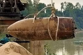Phát hiện bom "khủng" nặng hơn 300 kg trên sông Lam