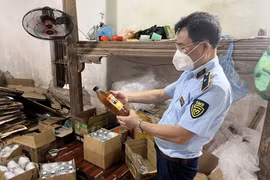Hà Nội: Bắt quả tang cơ sở sản xuất hơn 2.000 lít mật ong giả