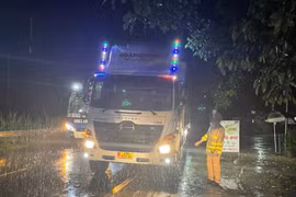 Trắng đêm phân luồng trên đường Hồ Chí Minh