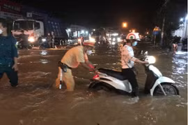 Cảnh sát giao thông Cần Thơ hỗ trợ người dân khi triều cường dâng cao