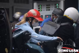 Người dân TP HCM dậy từ 5h sáng, "ngủ gục" trong khi chờ đổ xăng