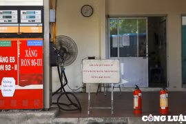 Hà Nội: Người dân ùn ùn đi đổ xăng, cây xăng treo biển "dừng bán hàng"