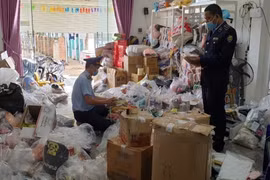 Chủ shop vô tư livestream buôn bán hàng hóa không rõ nguồn gốc